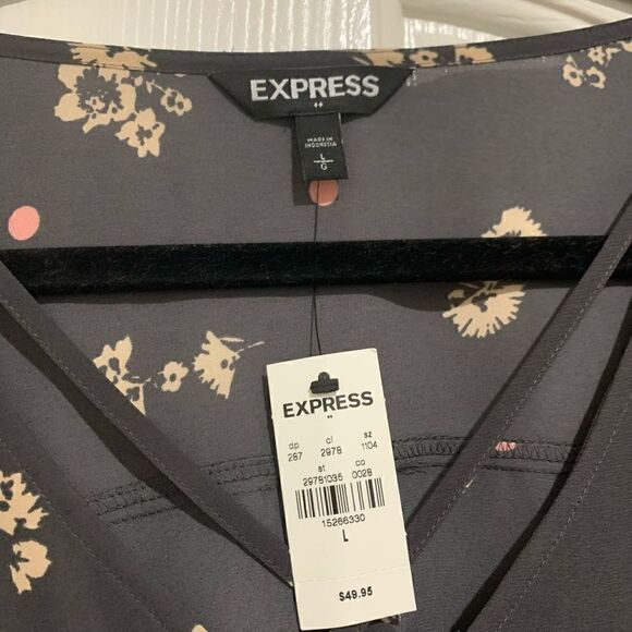 Express | V-Neck Blouse - Picture 2 of 7